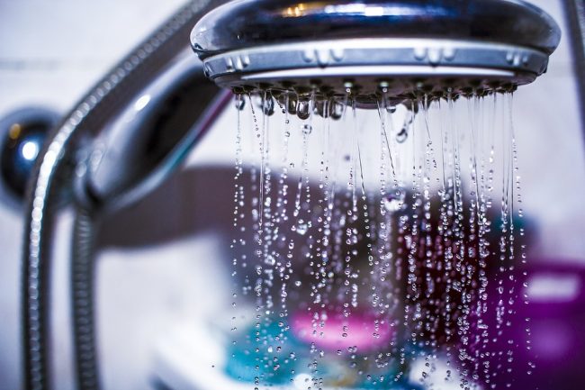 4 consejos para aumentar la presión del agua en la ducha